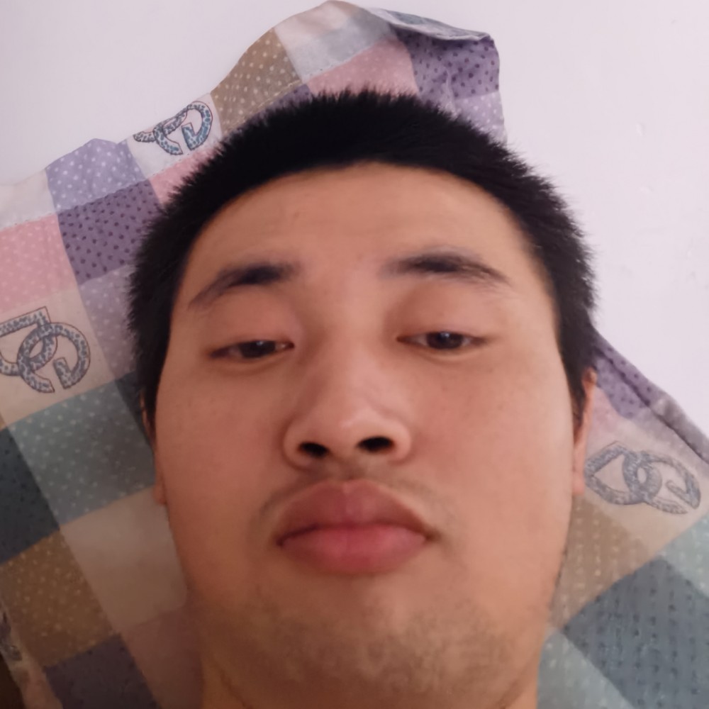 电脑深拥孤單的照片