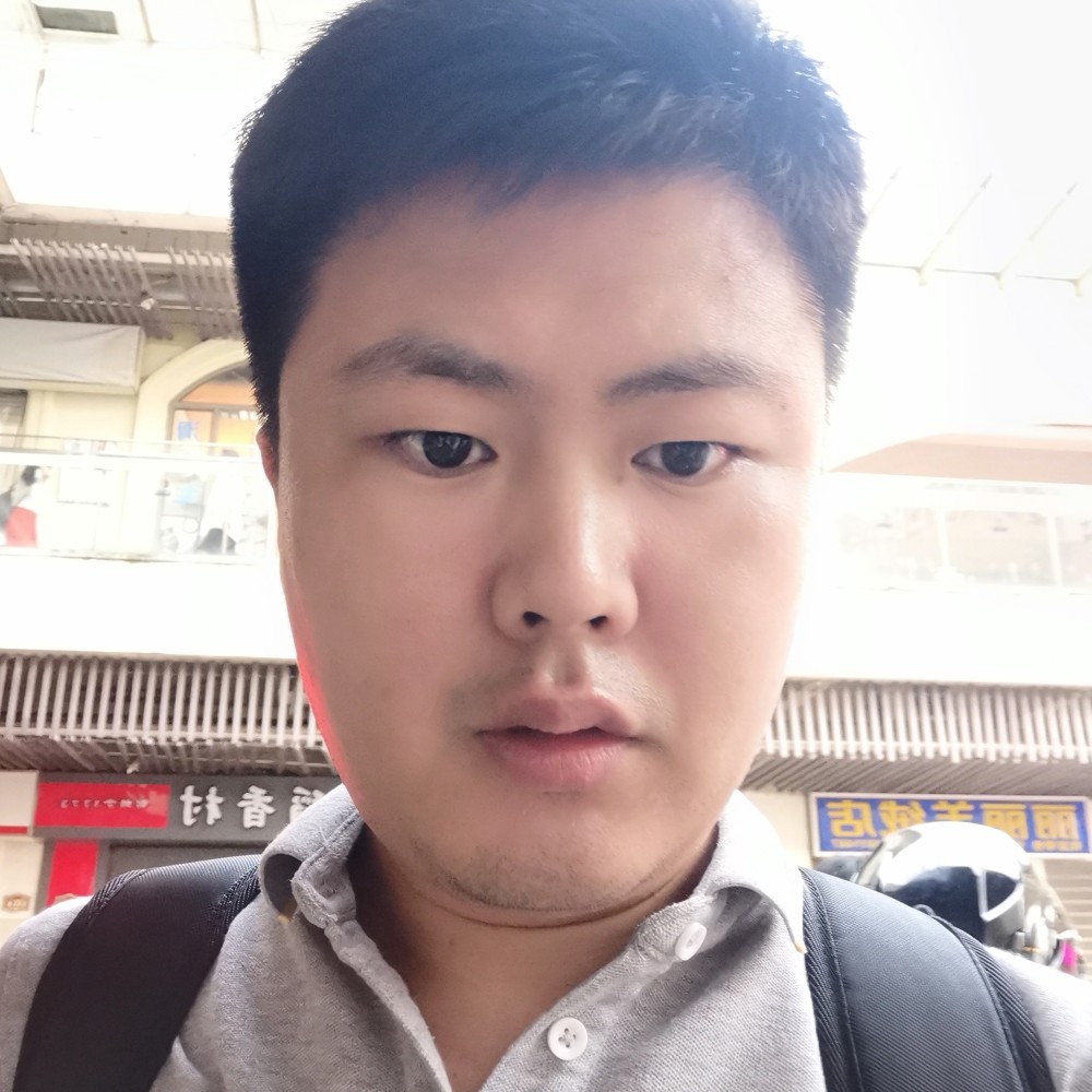 可爱深拥糖豆的照片