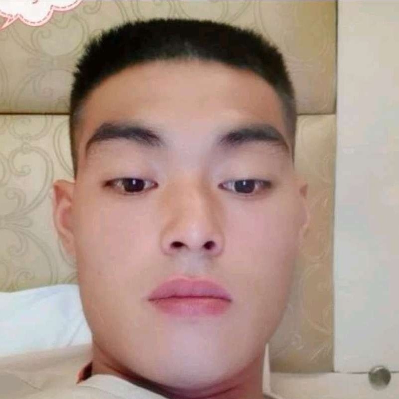青衣蹙眉现实的照片