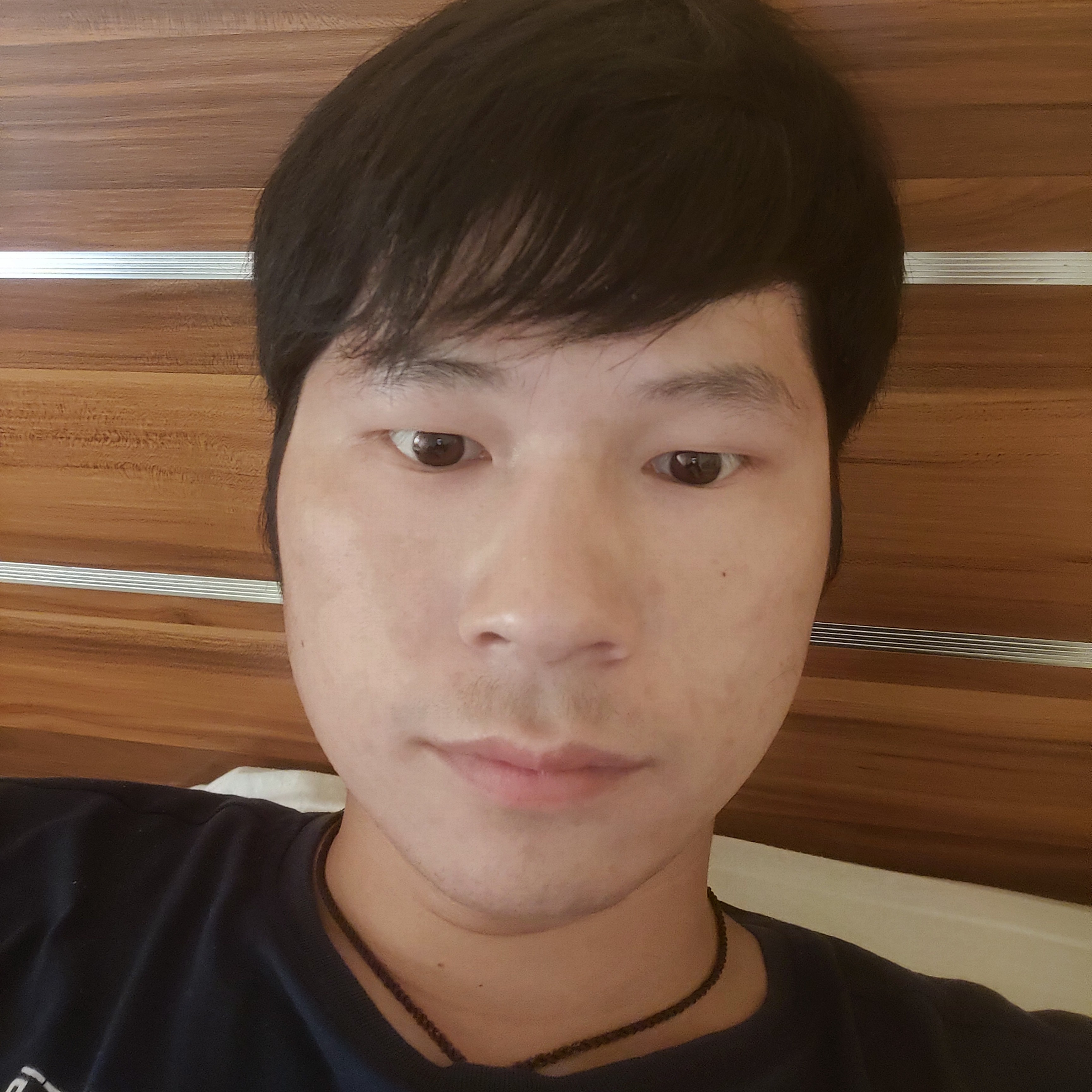 激动凝眸中心的照片