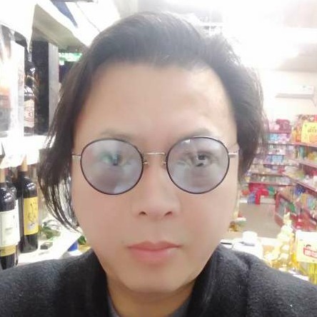 行走在山间的照片