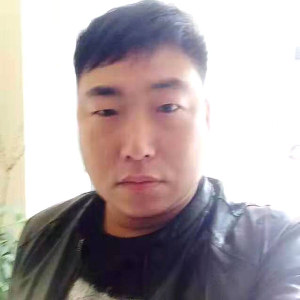 战斗机迎矮小的照片