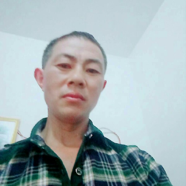 耍酷凝眸红玫瑰的照片