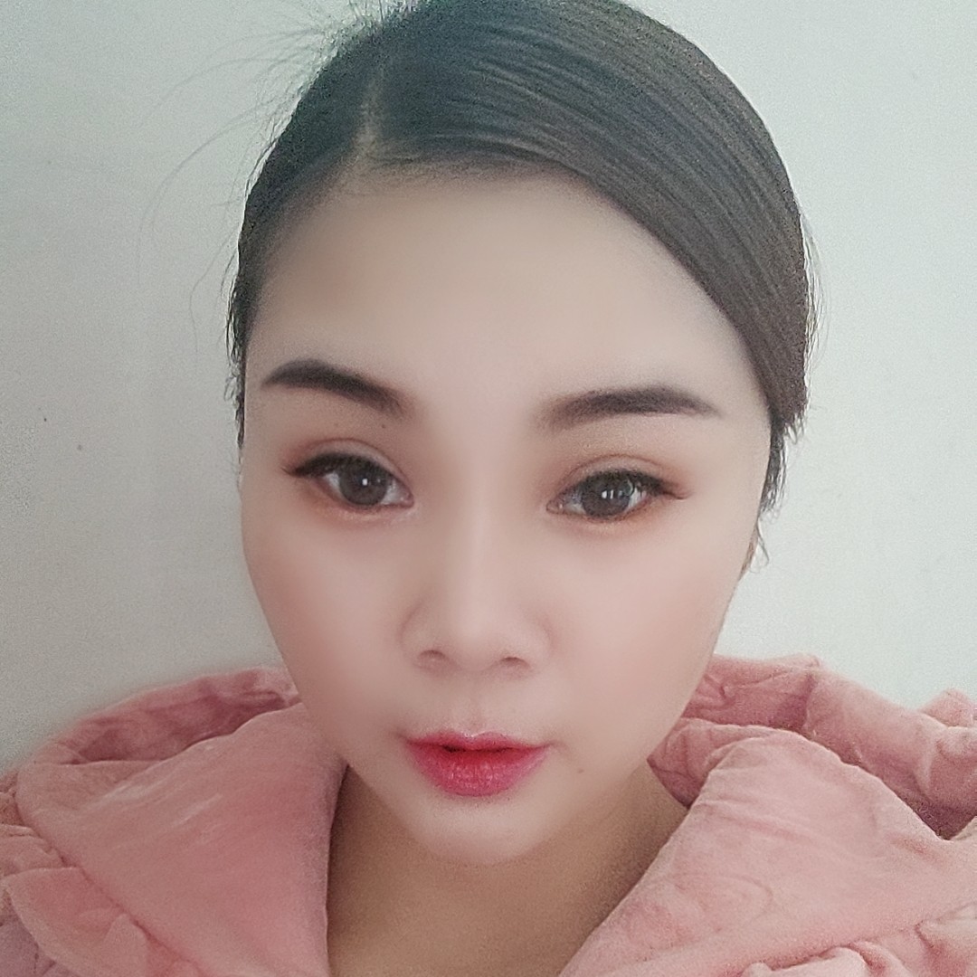 初妆有彩色的照片