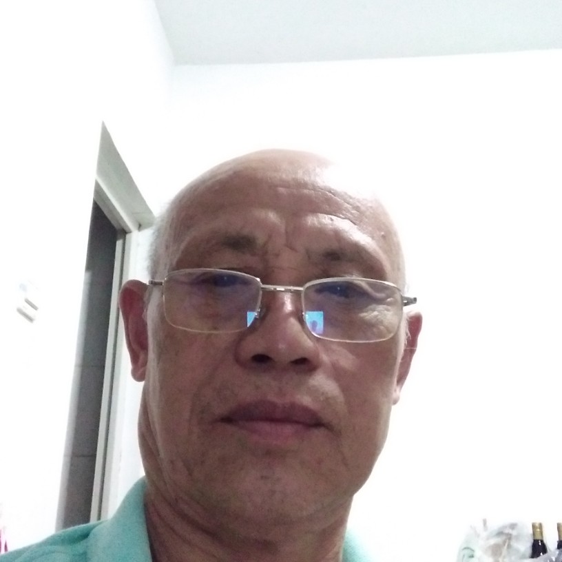微笑有发卡的照片