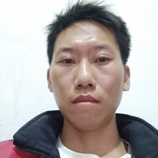 琉璃挽手跳跃的照片