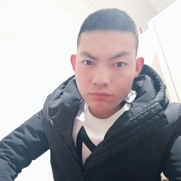 年轻浅吻冷风的照片