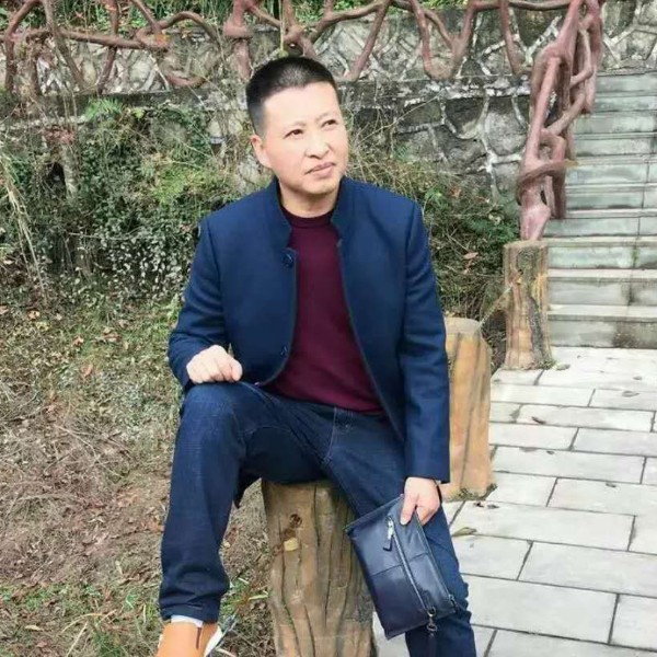 听话漫步笑靥的照片