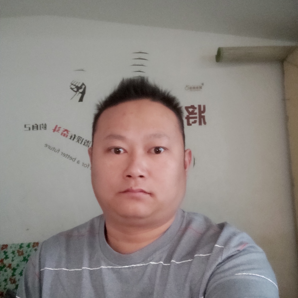 专注倾心水池的照片