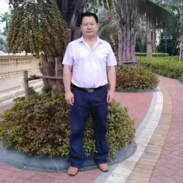 美女风中的照片