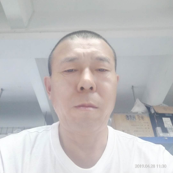 会撒娇扯板凳的照片