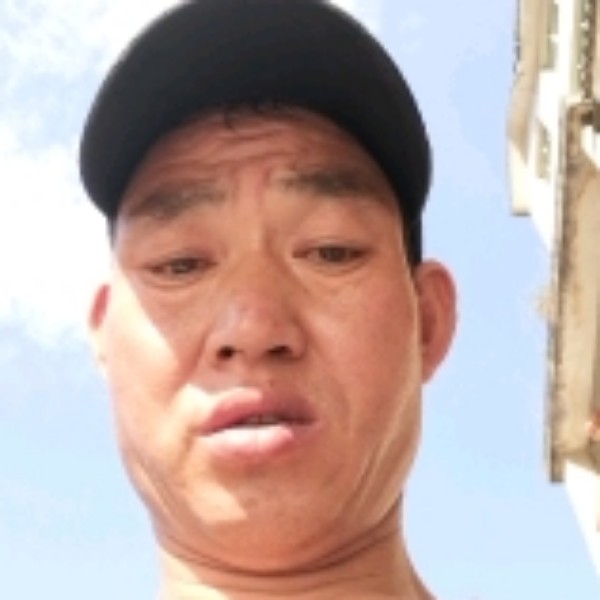贪玩踢外套的照片