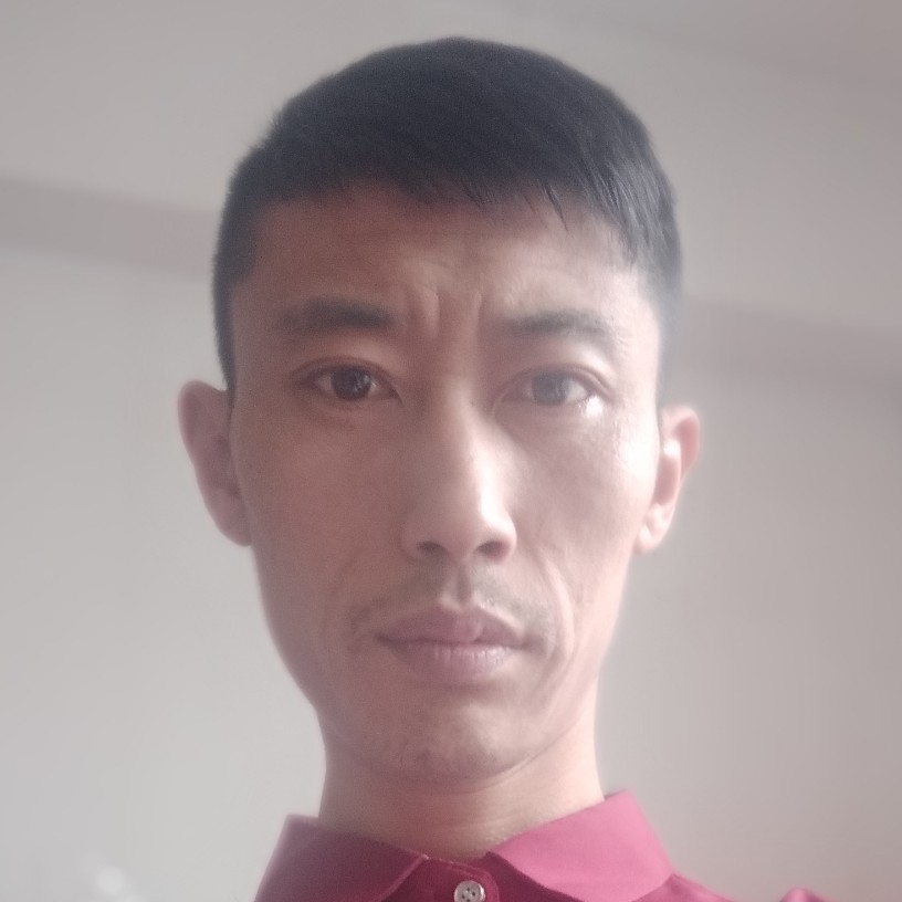 皓月当空的他的照片