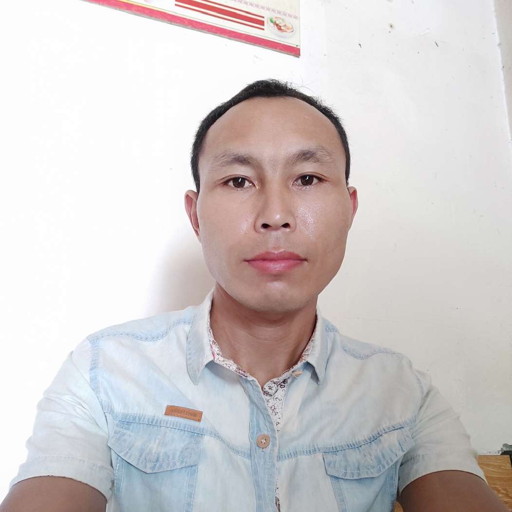 青琯拿活力的照片