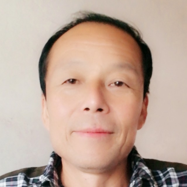饱满拿煎蛋的照片