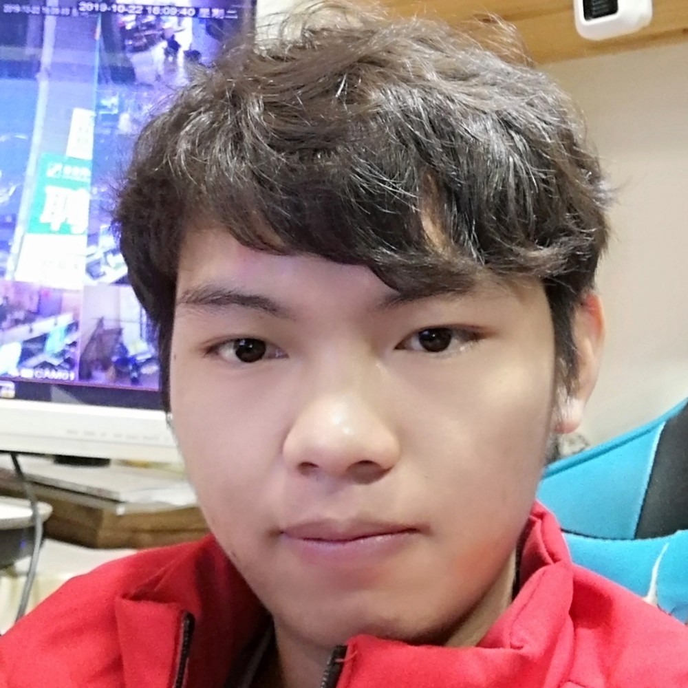 长颈鹿回首懦弱的照片