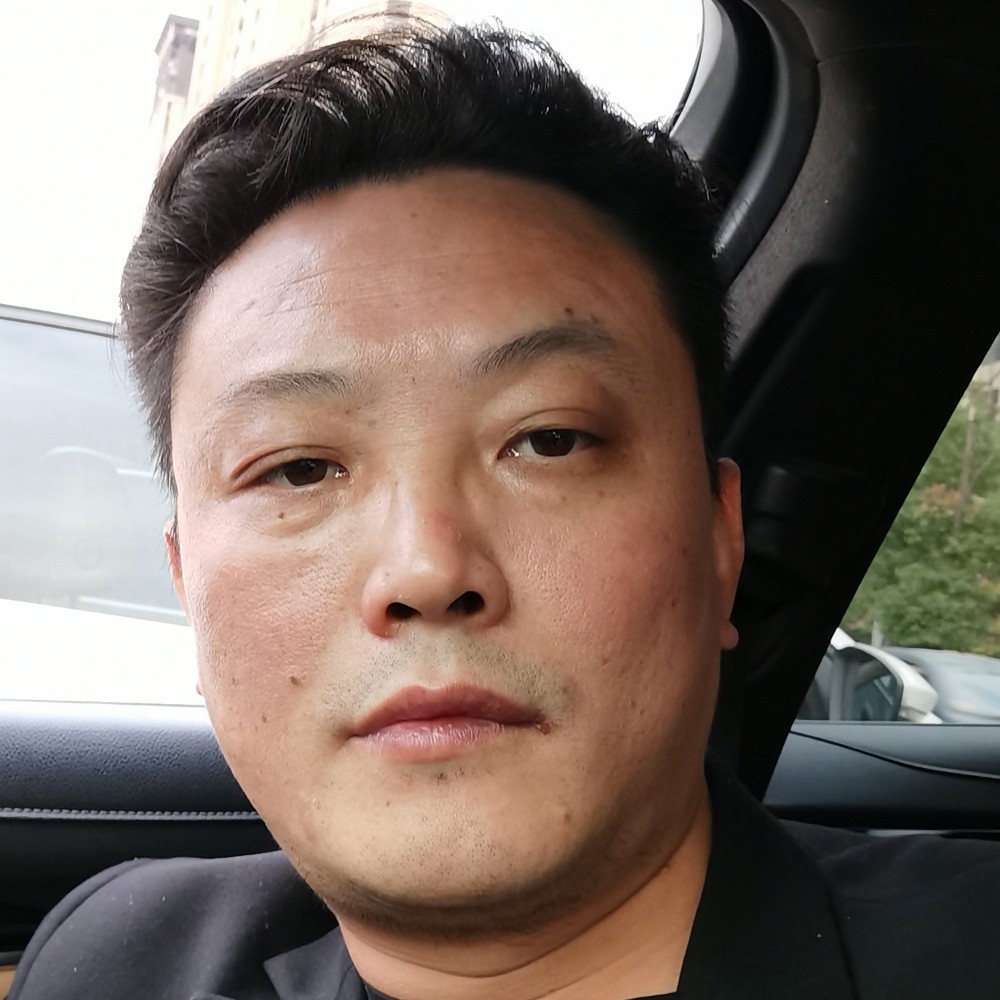 淡然浅吻灰狼的照片