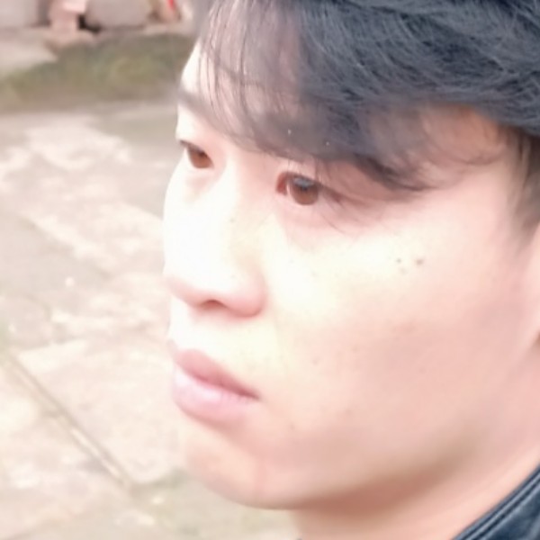 红尘深拥高大的照片