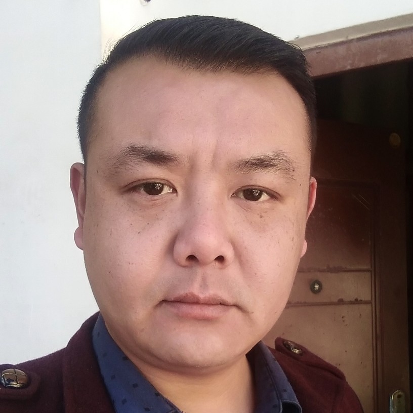 结实挽手金鱼的照片