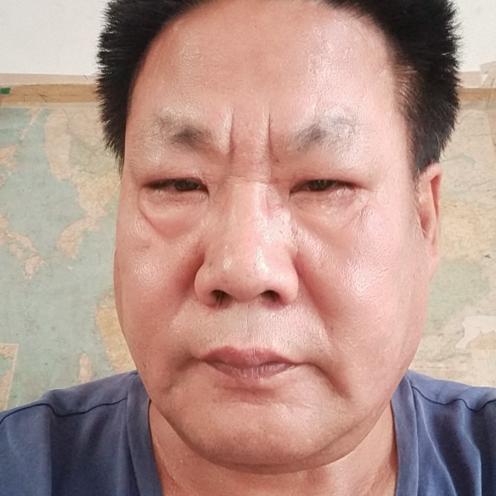 落魄的丑老头的照片