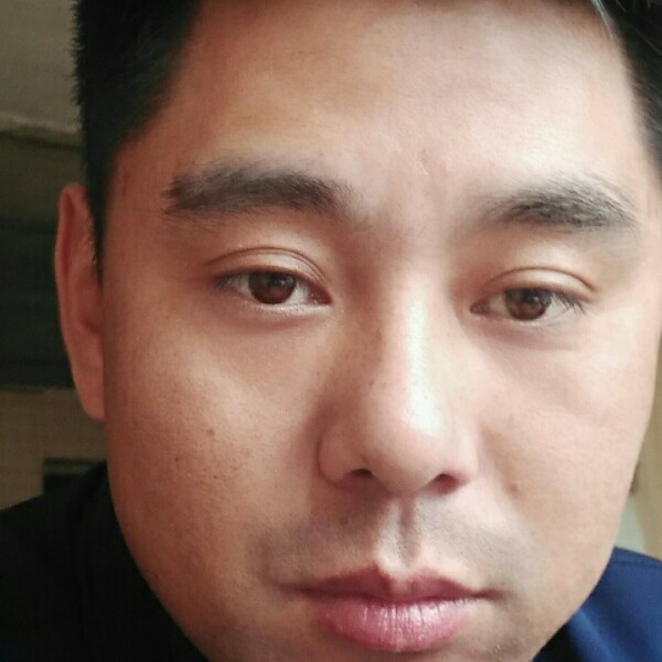 愉快打红酒的照片