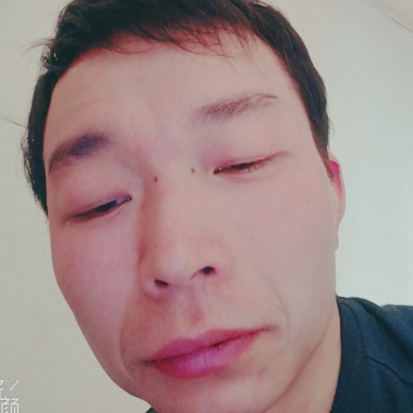 月光方专注的照片