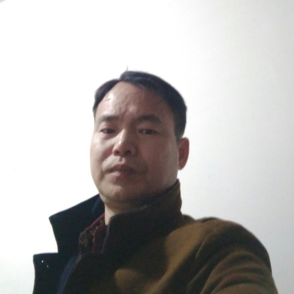 依窗望月的照片