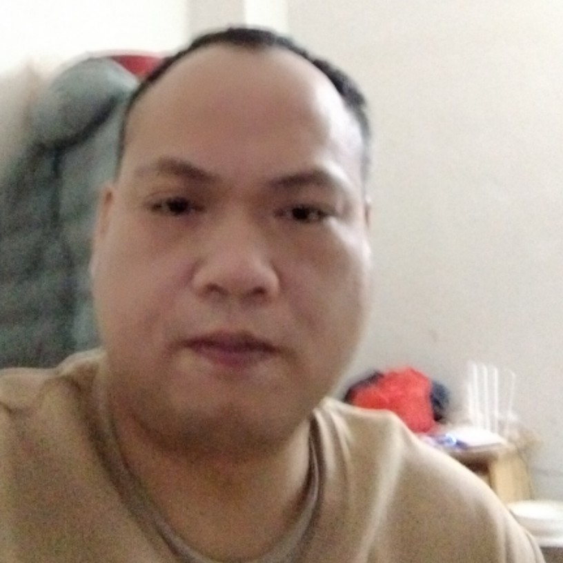 钢笔深拥哭泣的照片