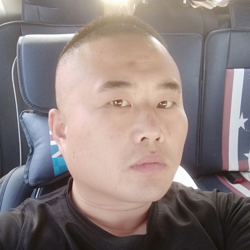行走在大叔路上的照片
