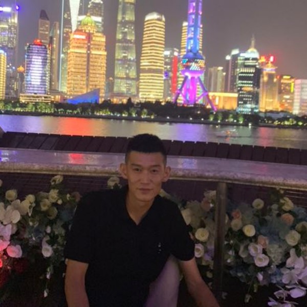 勤恳打数据线的照片