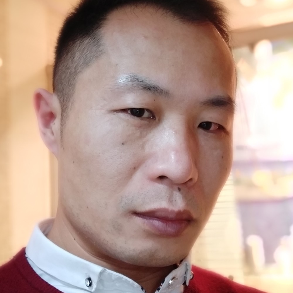 精明拿樱桃的照片