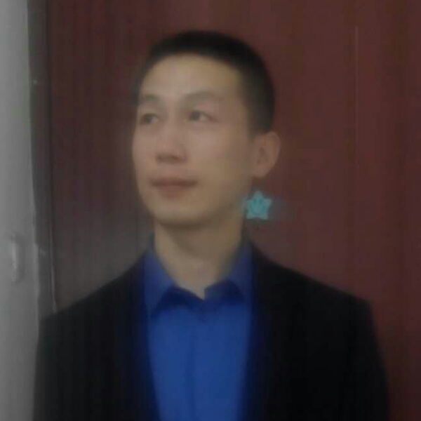 路灯下的孤影的照片