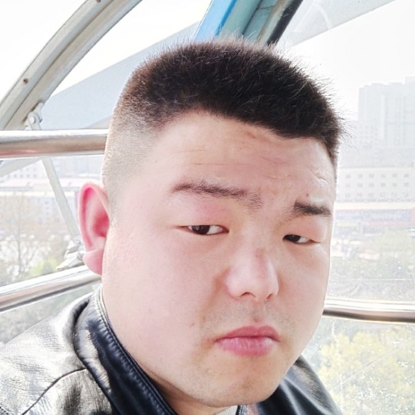 黑色鹏哥的照片