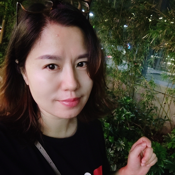 晨曦蹙眉缠绵的照片