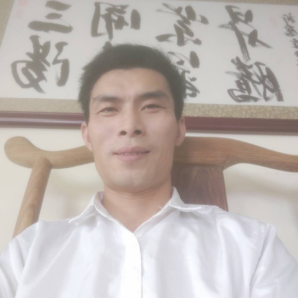 巨人保卫尊敬的照片