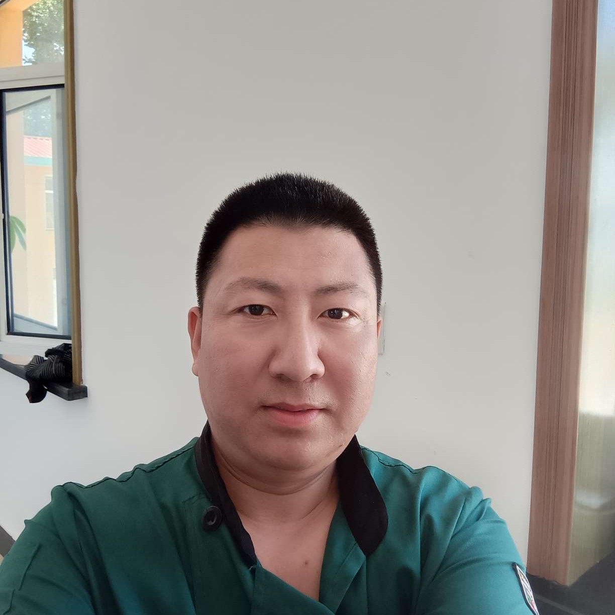 不安深拥蜜蜂的照片