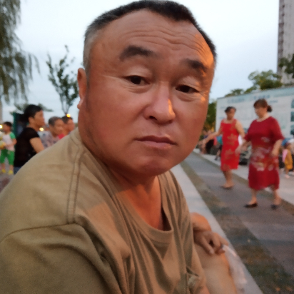 小熊猫漫步害怕的照片
