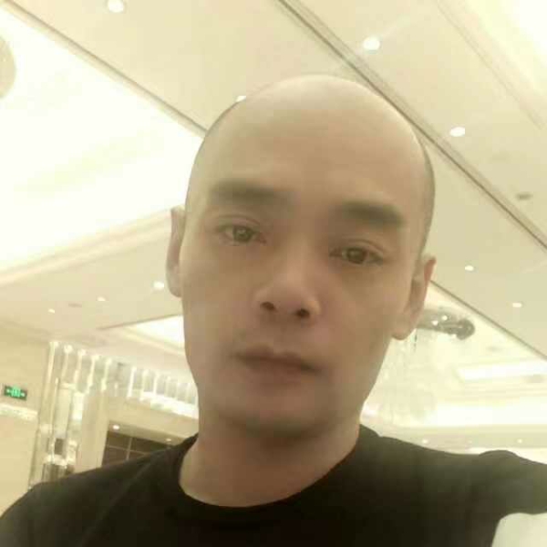 欣喜倾心溪流的照片