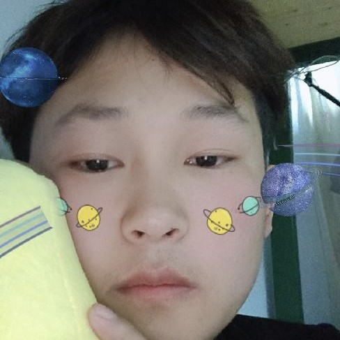 热心踢羽毛的照片