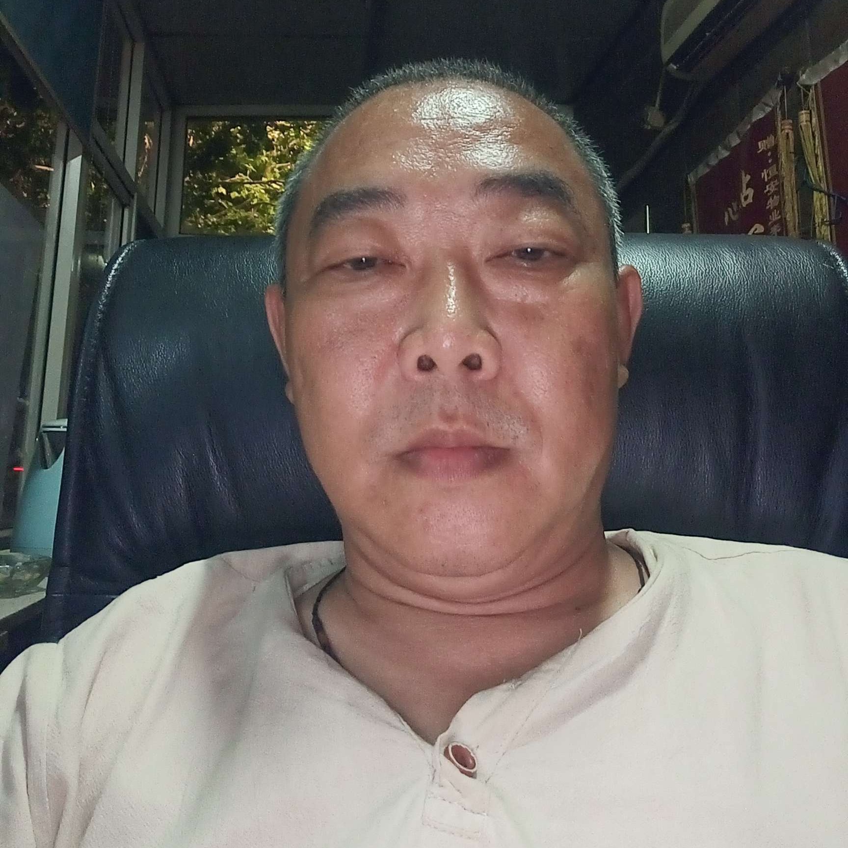 空着半张床的照片