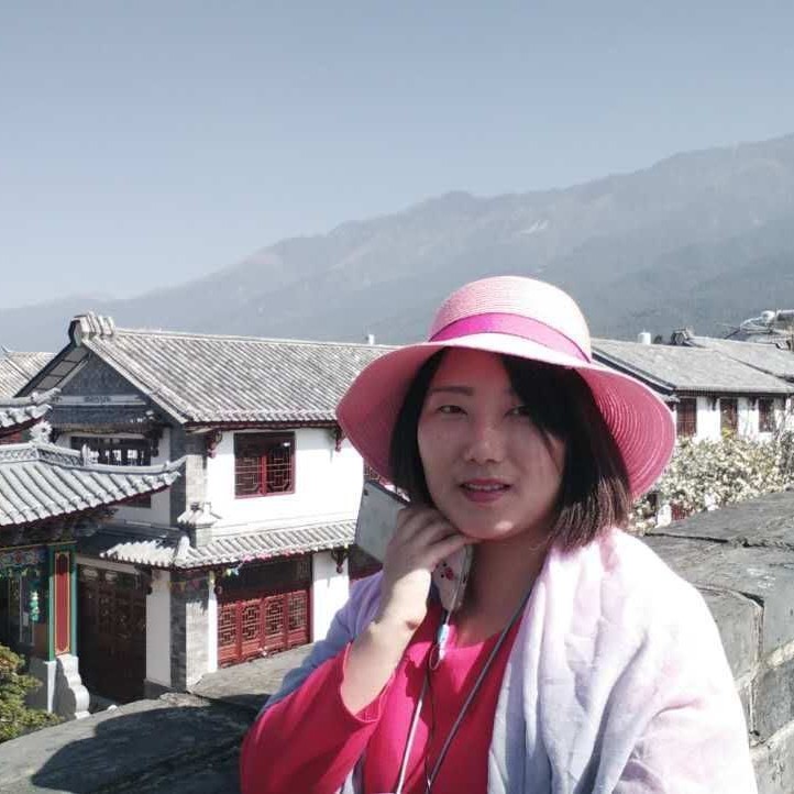 心灵美拿草莓的照片