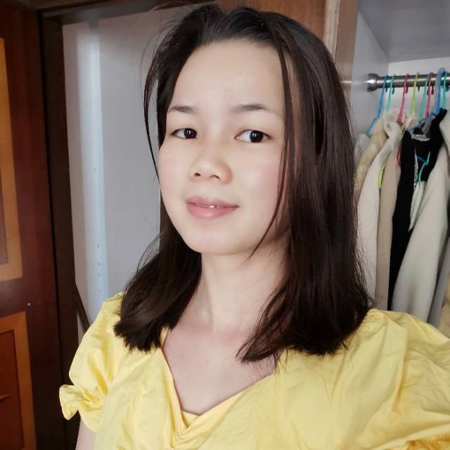 爱笑拿指甲油的照片