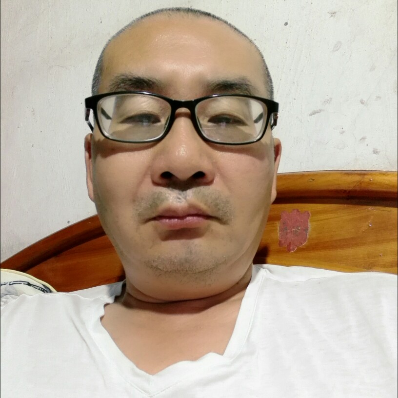 落寞回眸电灯胆的照片