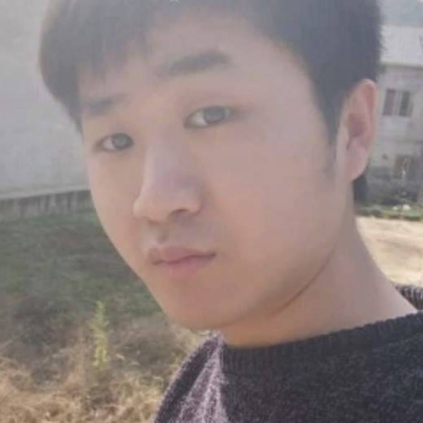 听话拿外套的照片