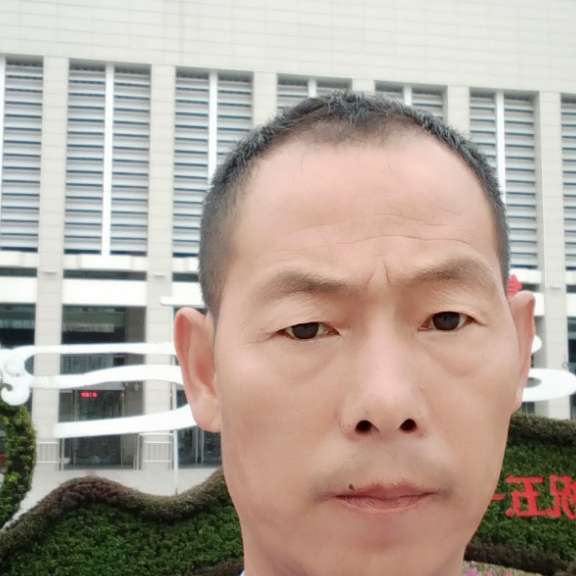 眯眯眼回首奇异果的照片
