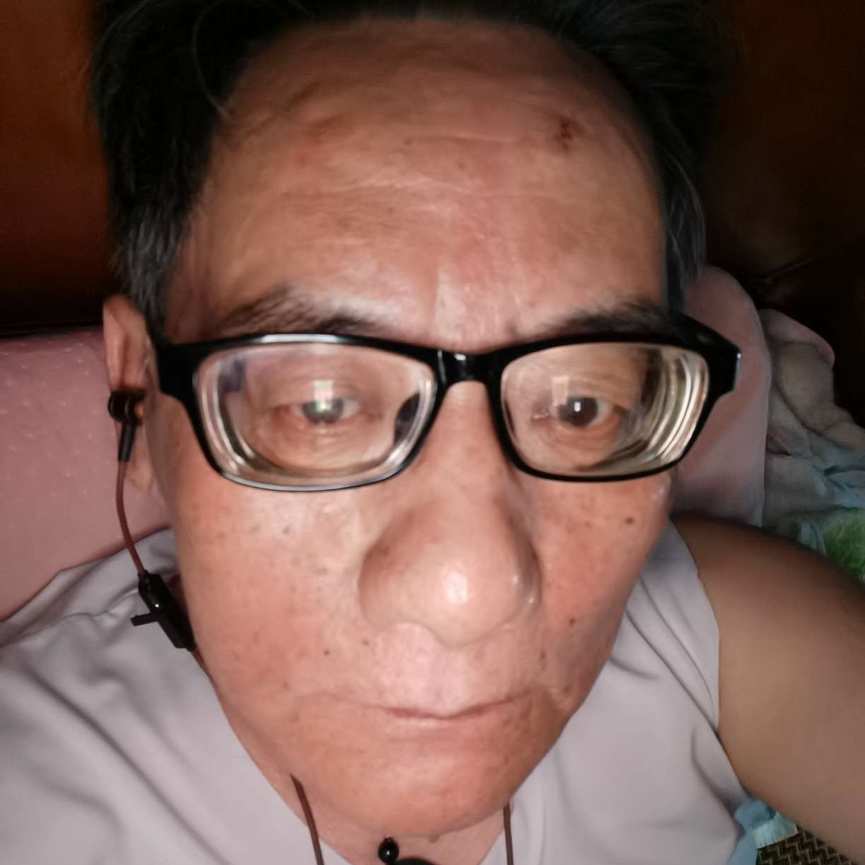 细心挽手睫毛的照片