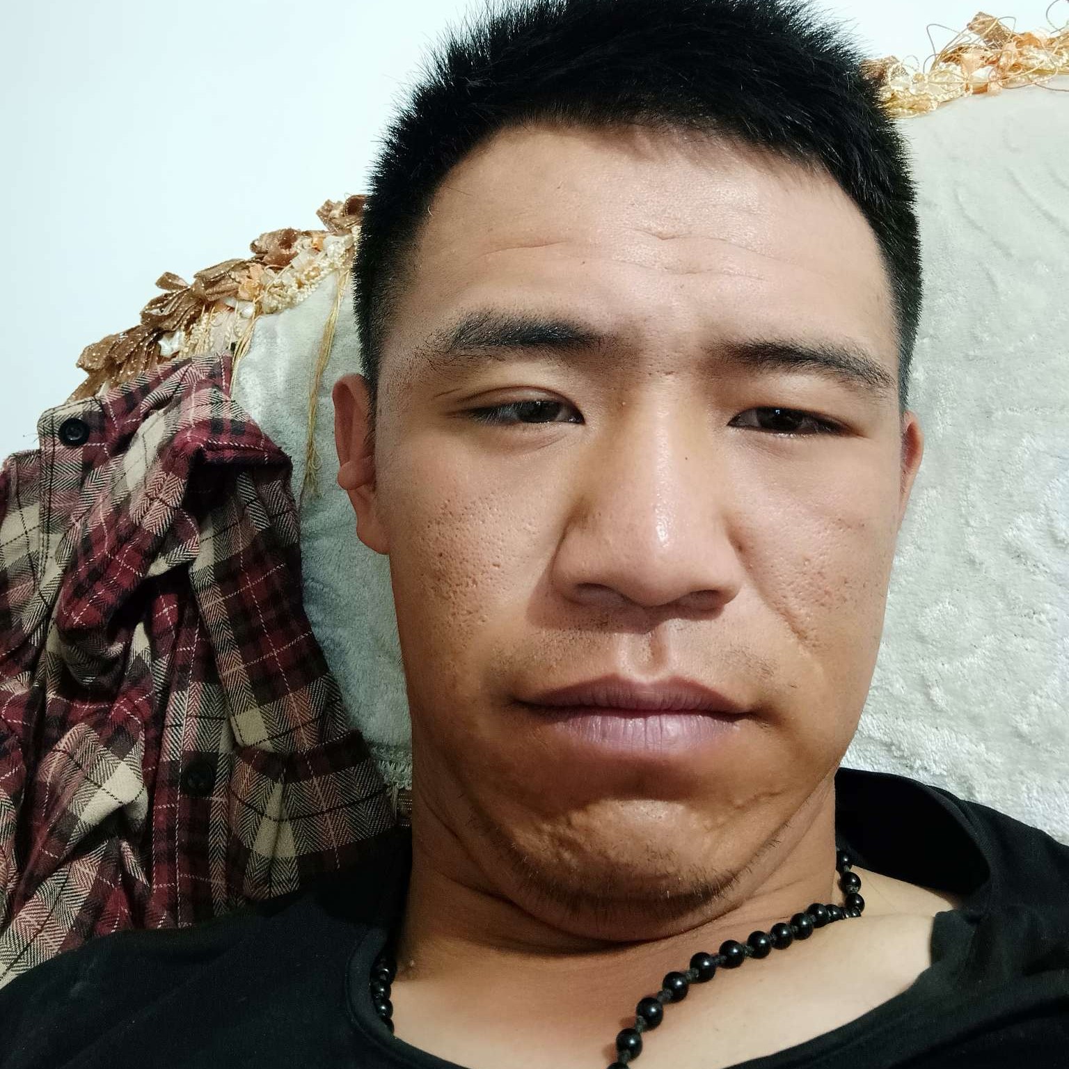 小伙蹁跹傲娇的照片