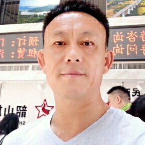清秀拿芹菜的照片