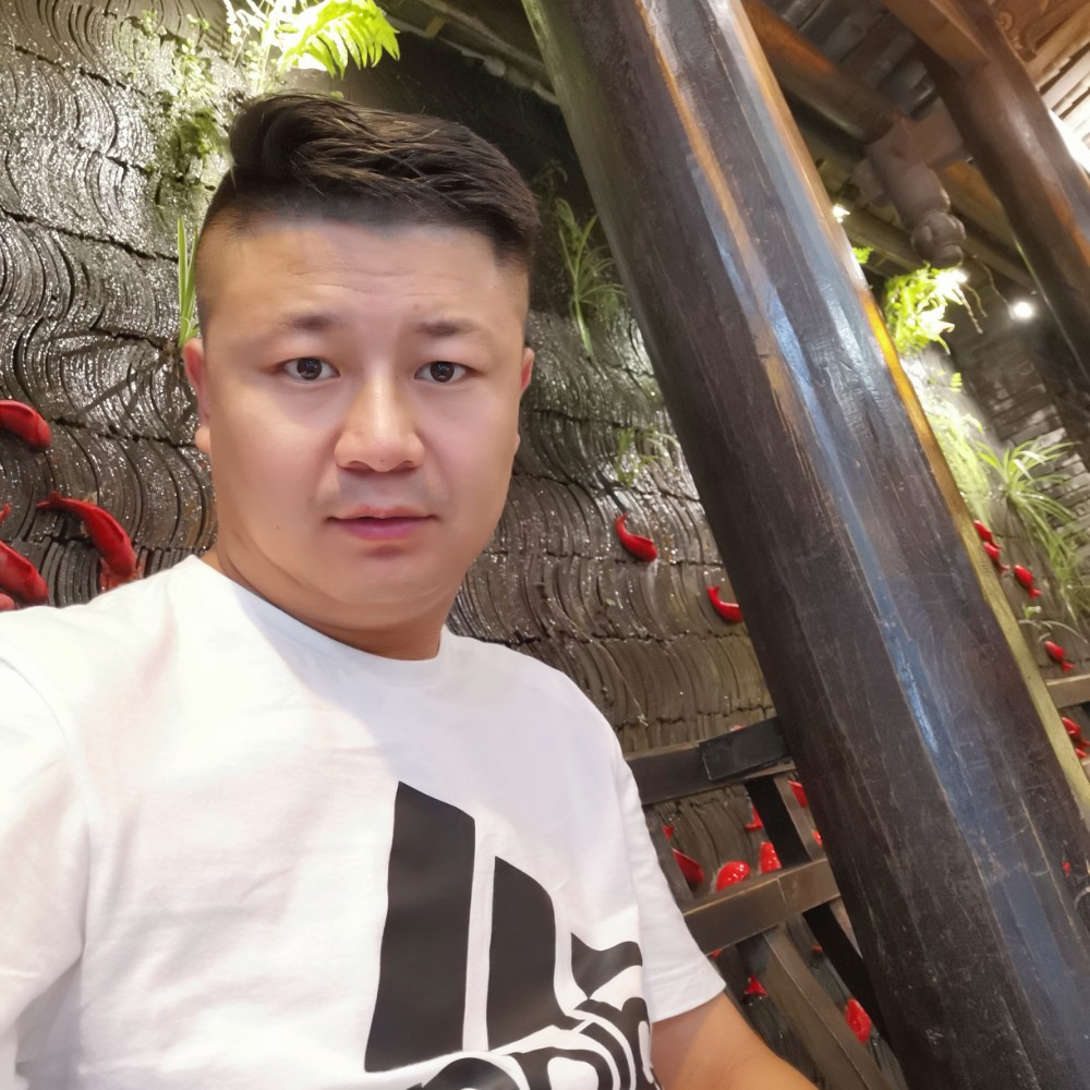 黑白的交错的照片