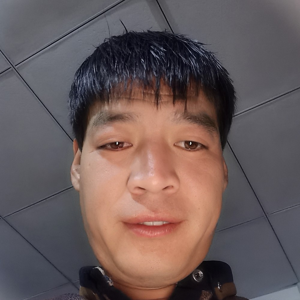 酷酷男的照片